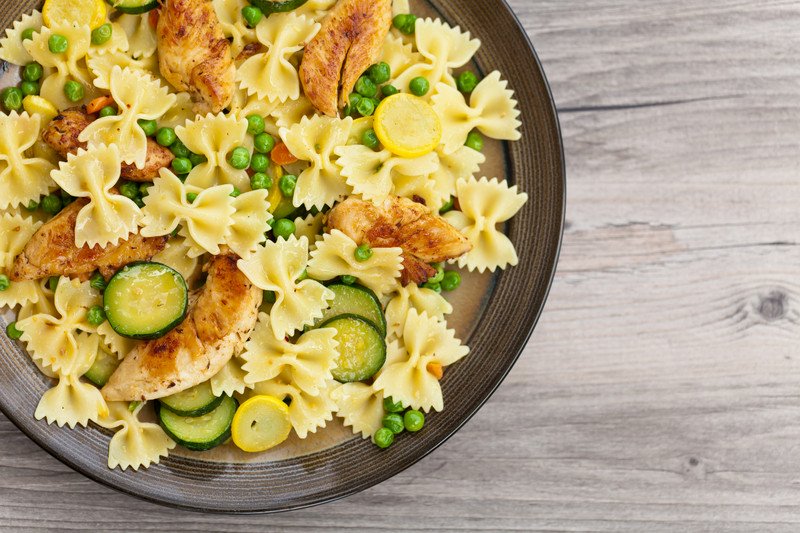 Farfalle pollo e zucchine